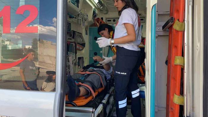 Kamyonetle Motosiklet Çarpıştı: 1 Yaralı