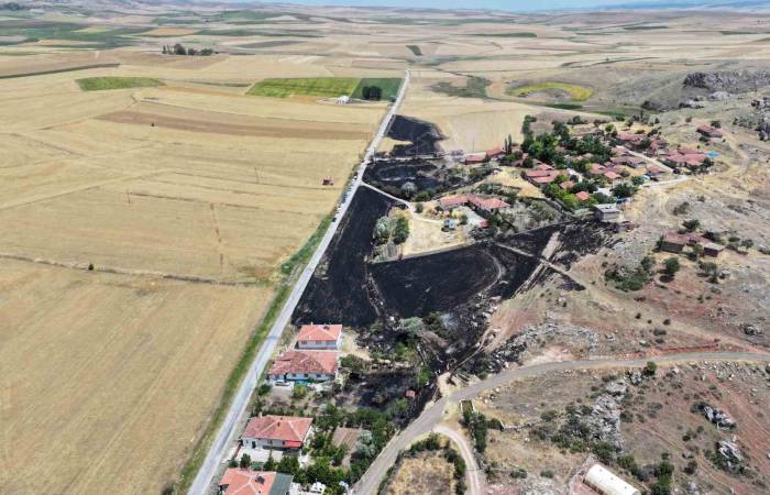 Temizlik İçin Yakılan Ateş Ekili Arazi İle 600 Balya Samanı Küle Çevirdi