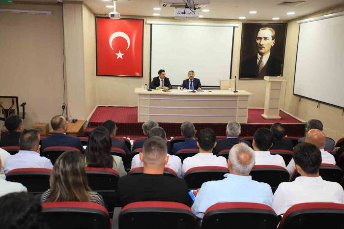 Vali Çelik 6 Saat Muhtarların Sorunlarını Dinledi