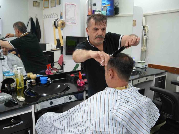 Haftada Bir Gün Tatil Yapacak Berber: "32 Yıldır Düzgün Bir Tatilimiz Olmadı"