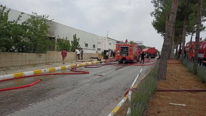 Uşak’ta Tekstil Fabrikasında Çıkan Yangın Söndürüldü