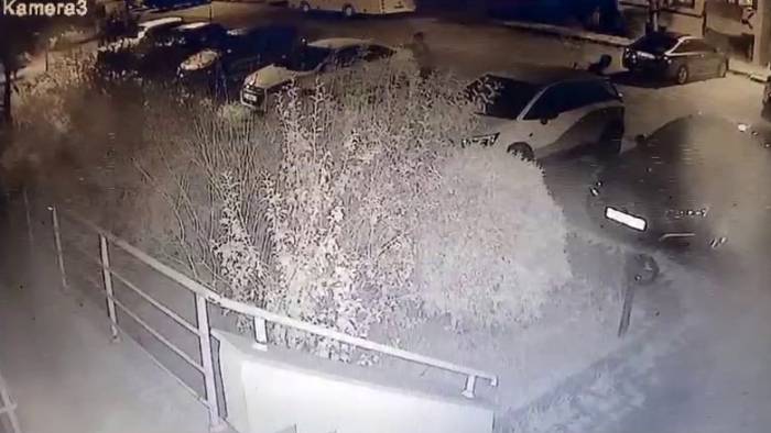Elindeki Sopayla Park Halindeki Otomobilin Camını Kırdı