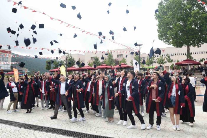 Yeşilyurt Demir Çelik Myo 138 Mezun Verdi