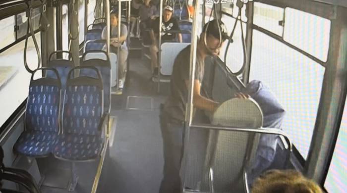 Hırsızı Kendi Kendine Konuşması Ele Verdi...