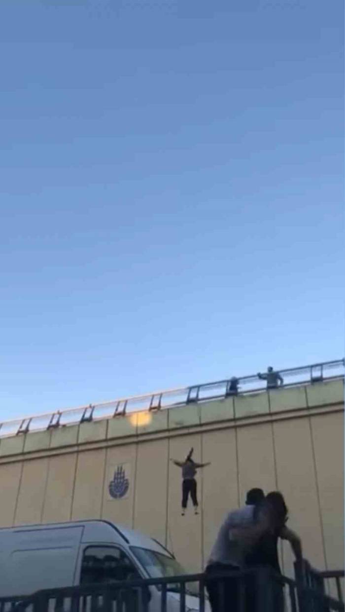 E-5 Karayolu’nda Dehşet Anları, Genç Kız Koşarak Aşağıya Atladı, Vatandaşlar Çığlık Çığlığa Kaldı