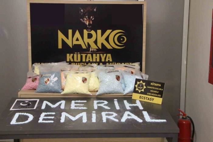 Kütahya’da Ele Geçirilen 64 Kilo Uyuşturucu Maddesinin Sergilendiği Standa, Merih Demiral’in İsmi Yazıldı