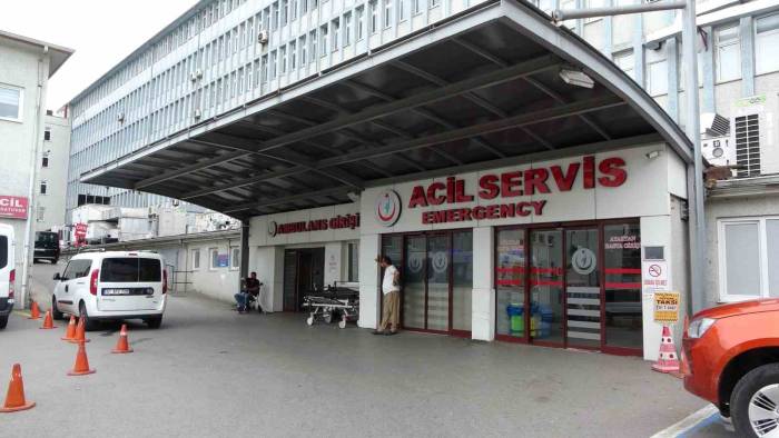 Rapor Alamayınca Motosiklet Kaskı İle Doktoru Darp Edip Dizini Kırdılar