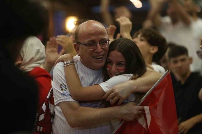 Binlerce Bursalı Milli Maçı Beraber İzledi