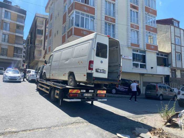 Arnavutköy’de Mahallenin Korkulu Rüyası Olan Terk Edilmiş Araçlar Çekildi