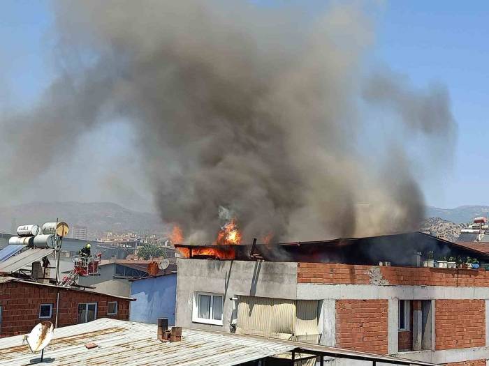 Saniyeler İçinde Koskoca Çatı Alevlere Teslim Oldu