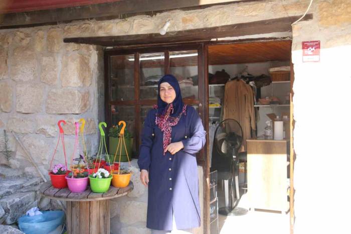 Depremde Evi Ve 2 Katlı İş Yeri Yıkılan Kadın, 12 Metrekarelik Mağazasında Hayata Tutundu