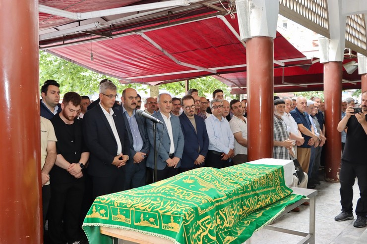saglik-bakani-prof-dr-kemal-memisoglu-gecirdigi-kalp-krizi-sonucu-hayatini-kaybeden-rizeli-burokrat-yahya-kanburun-cenazesine-katildi-1-001.jpg