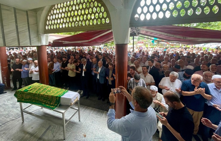 saglik-bakani-prof-dr-kemal-memisoglu-gecirdigi-kalp-krizi-sonucu-hayatini-kaybeden-rizeli-burokrat-yahya-kanburun-cenazesine-katildi-3-001.jpg