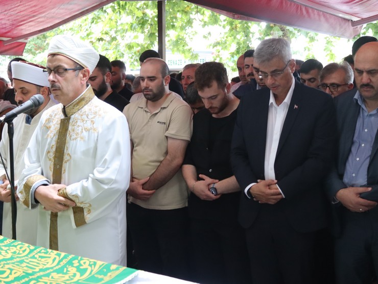 saglik-bakani-prof-dr-kemal-memisoglu-gecirdigi-kalp-krizi-sonucu-hayatini-kaybeden-rizeli-burokrat-yahya-kanburun-cenazesine-katildi-3.jpg