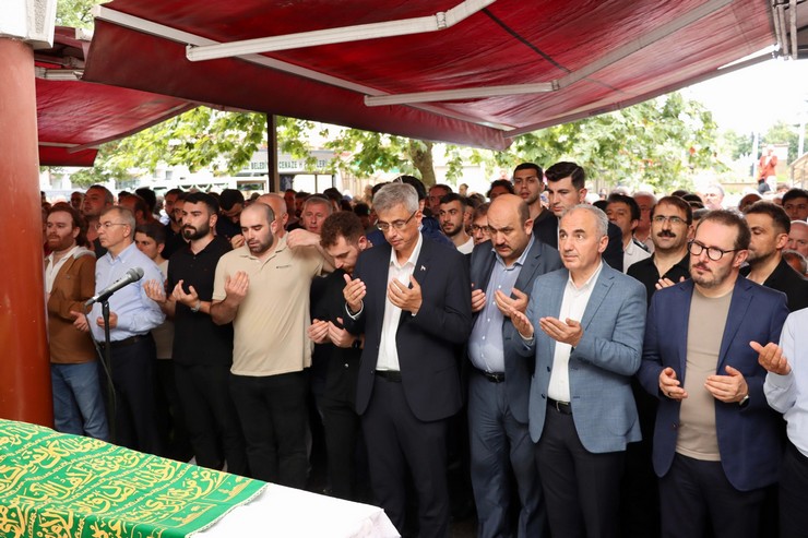 saglik-bakani-prof-dr-kemal-memisoglu-gecirdigi-kalp-krizi-sonucu-hayatini-kaybeden-rizeli-burokrat-yahya-kanburun-cenazesine-katildi-4-001.jpg