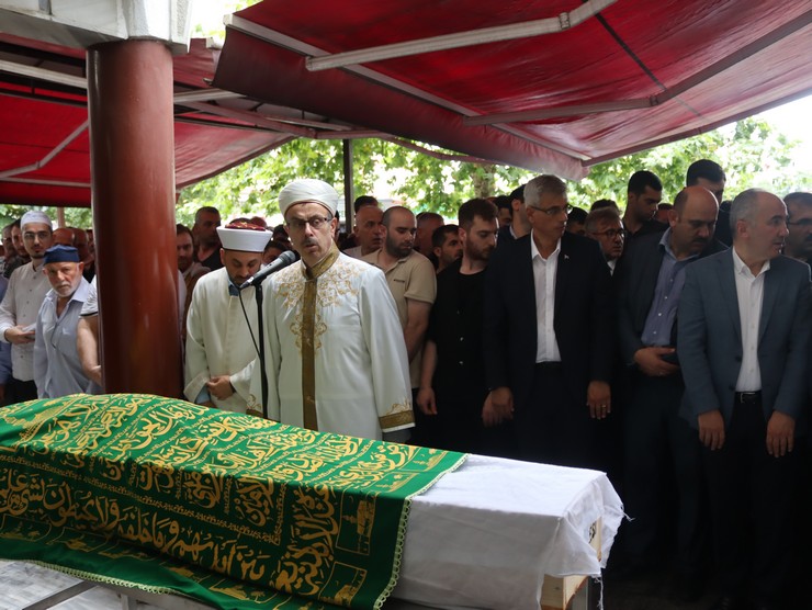 saglik-bakani-prof-dr-kemal-memisoglu-gecirdigi-kalp-krizi-sonucu-hayatini-kaybeden-rizeli-burokrat-yahya-kanburun-cenazesine-katildi-4.jpg