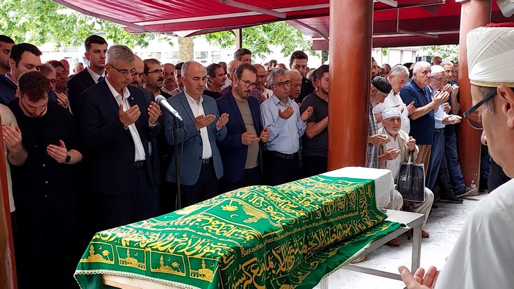 saglik-bakani-prof-dr-kemal-memisoglu-gecirdigi-kalp-krizi-sonucu-hayatini-kaybeden-rizeli-burokrat-yahya-kanburun-cenazesine-katildi-6.jpg