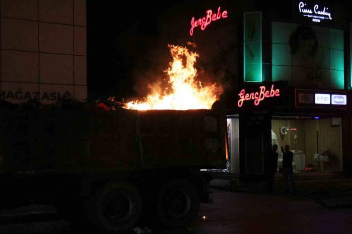 Kamyonun Kasasındaki Pazar Çöpleri Cadde Ortasında Alev Aldı