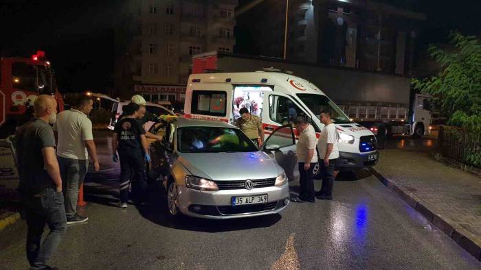 2 Otomobil Kavşakta Çarpıştı: 4 Yaralı