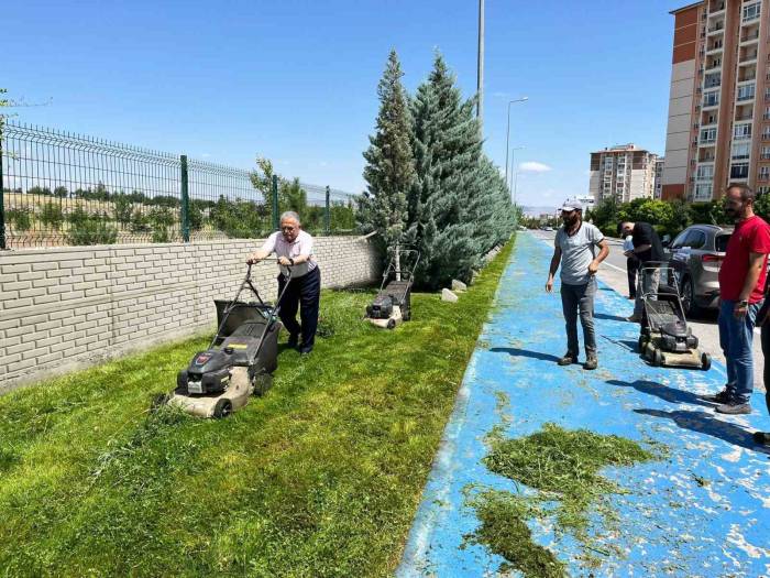 İşçilerle Bir Araya Gelen Başkan Büyükkılıç, Çim Biçti