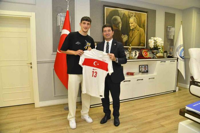 Ahmetcan Kaplan, Milli Takım Formasını Başkan Kaya’ya Hediye Etti