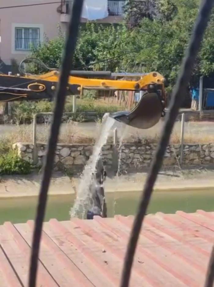 Sıcaktan Bunalan Vatandaşın İmdadına Kepçe Operatörü Yetişti