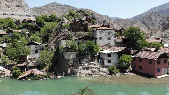 Baraj Suları Evinin Duvarına Dayandı: 75 Yaşındaki Sebaha Nine Koca Köyde Tek Başına Mahsur Kaldı