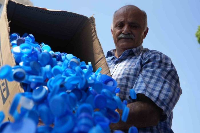14 Yılda 9 Milyon Kapak Topladı, Engellilere Tekerlekli Sandalye Bağışladı