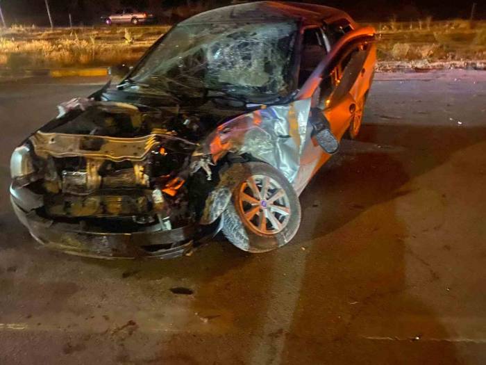 Direksiyon Hakimiyetini Kaybeden Otomobil Ağaca Çarptı: 3 Yaralı