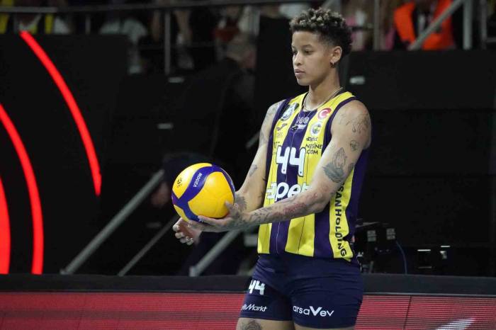 Fenerbahçe Kadın Voleybol Takımı, 4 İsimle Sözleşme Yeniledi