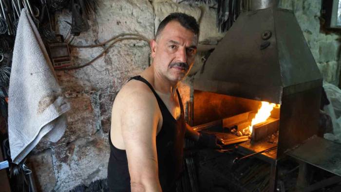 100 Derecelik Ateşin Karşısında Demir Dövüyor