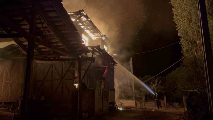 Köyde Çıkan Yangında 2 Ev Küle Döndü