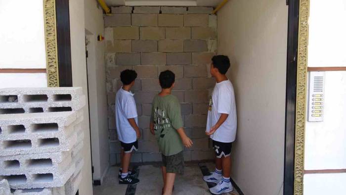 Apartmanın Giriş Kapısına Örülen Duvar Şaşkınlığa Neden Oldu