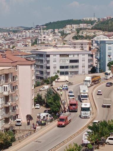 Bursa’da Virajı Alamayan Araç Site Bahçesine Uçtu : 3 Yaralı