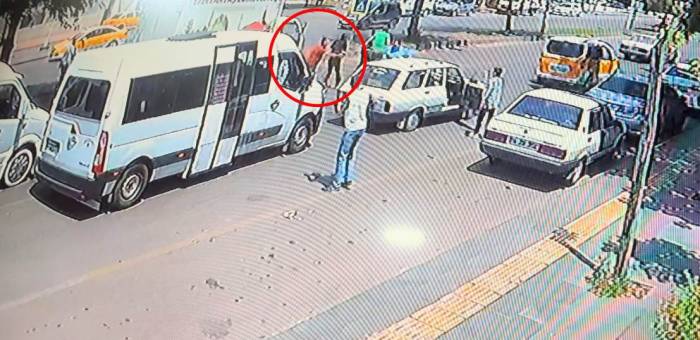 Trafikte Husumetli Şahısların Silahlı Kavgası Güvenlik Kamerasına Yansıdı: 1 Yaralı
