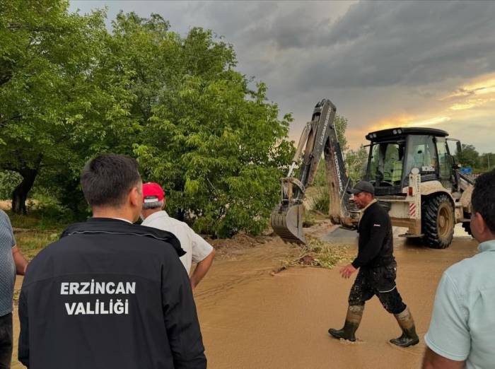 Erzincan’da Sağanak Yağış Etkili Oldu