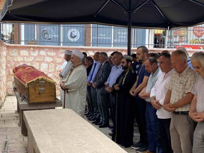 Yolda Aracını Kontrol Etmek İsterken Minibüsün Çarptığı Vatandaş Öldü