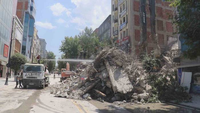 Malatya’da Kışla Caddesinde Yıkımına Başlanıldı