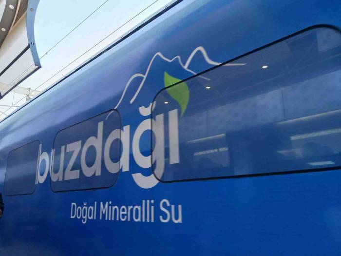 Trenler Su Firmasının Reklamı İle Kaplandı: Vatandaş Manzarasız Tren Yolculuğuna Tepki Gösterdi