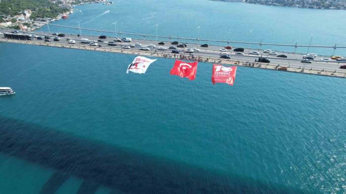 İstanbul’da Köprülere Dev Türk Bayrakları Asıldı