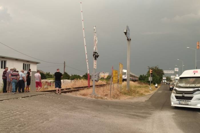 Bariyer Kapalıyken Karşıya Geçmeye Çalışan 2 Kişiye Tren Çarptı: 1 Ölü, 1 Yaralı