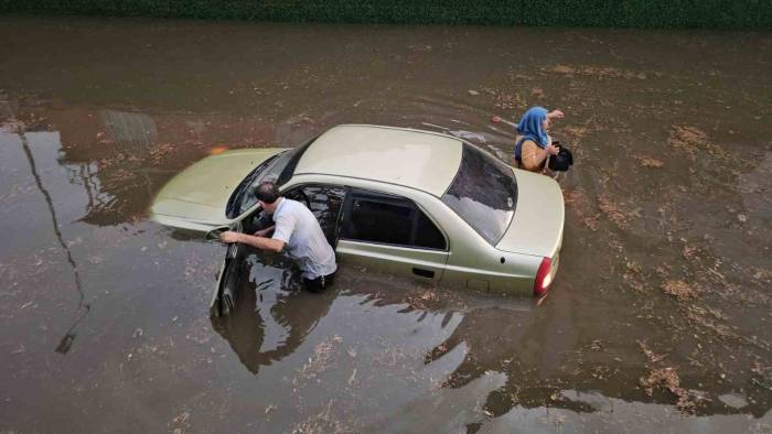 Göle Dönen Alt Geçide Giren Otomobil Sulara Gömüldü