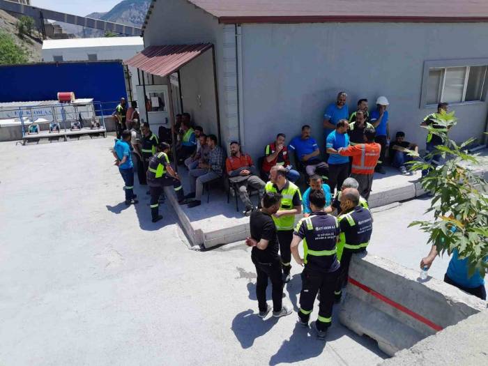 Belediye Başkanı Altınışık Eylem Yapan Eti Krom İşçilerine Destek Verdi