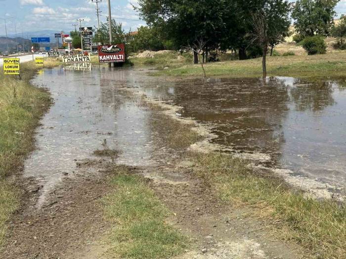 Karayolu Kenarındaki Menfez İşlevini Yitirince Araziler Suyla Doldu