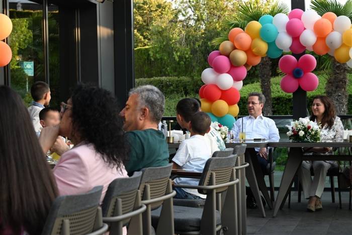 En Mutlu Günlerinde Yalnız Kalmadılar