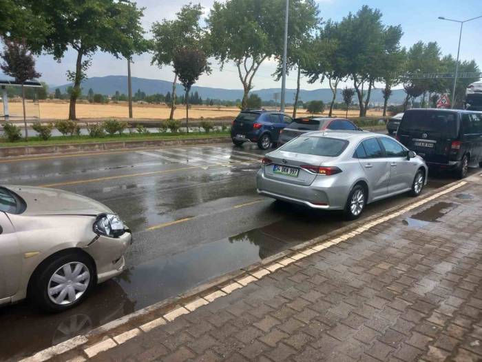 Menteşe’de 6 Araçlı Zincirleme Trafik Kazası