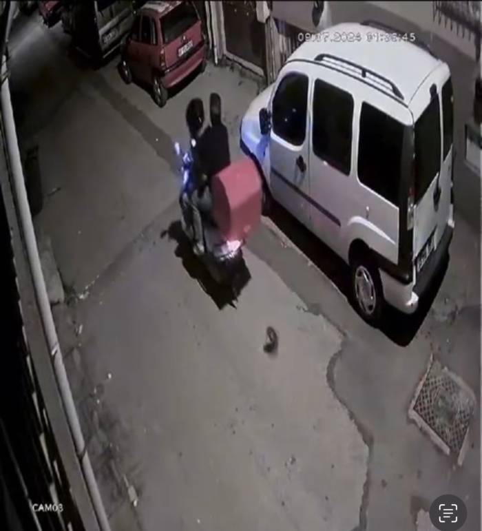 Park Halindeki Aracın Aynasını Kırdılar...o Anlar Kamerada