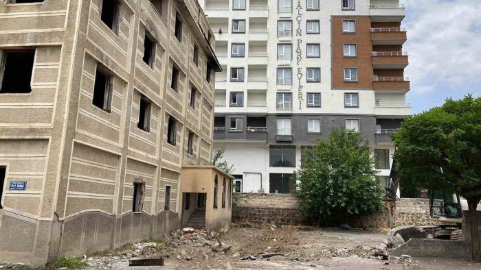 Patnos’ta Metruk Yapıların Yıkımı Sürüyor