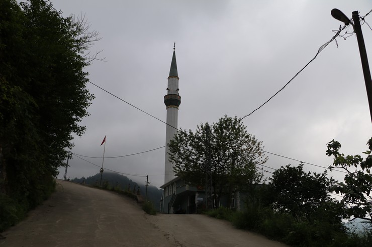 rizede-6-yildir-imamsiz-olan-koyun-cemaati-tepki-gosterdi-iman-var-imkan-var-imam-yok-5.jpg