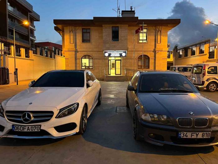 Arnavutköy’de Trafikte Biri Drift Yaptı, Diğeri İnip Video Çekti